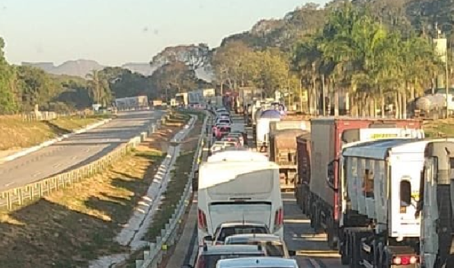 Volta do feriado: trânsito é lento nas principais rodovias de Minas nesta terça