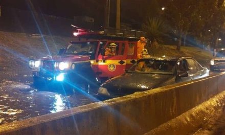 Bombeiros resgatam família ilhada em carro durante forte chuva em Varginha