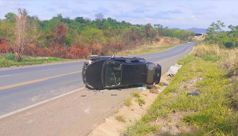 Veículo capota na BR-354, entre Formiga e Arcos