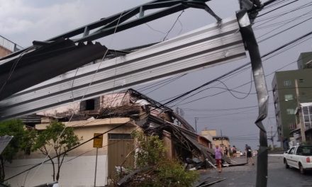 Forte chuva causa estragos em empresas de Divinópolis