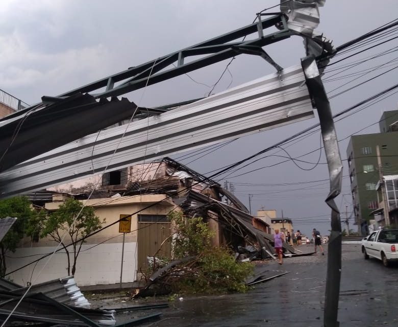 Forte chuva causa estragos em empresas de Divinópolis