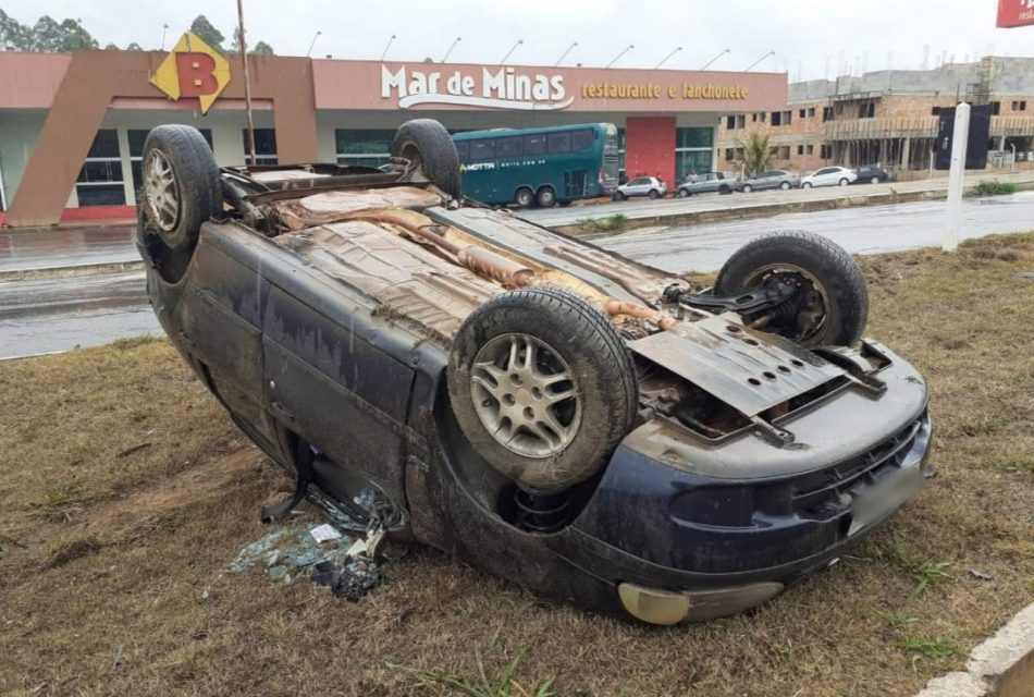 Veículo capota na MG-050 após aquaplanagem