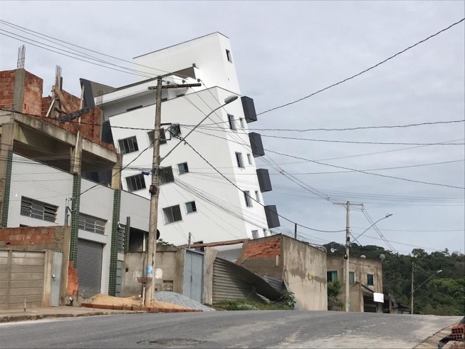 Casas interditadas após tombamento de prédio são arrombadas em Betim