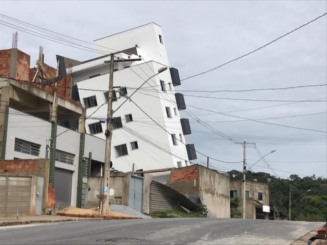 Prédio em construção tomba em Betim