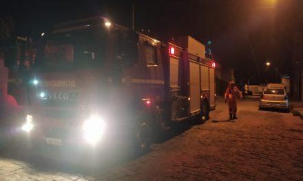 Bombeiros combatem incêndio em casa no Cidade Nova