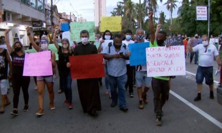 Ativistas protestam após casos de injúria racial contra padre de Alfenas