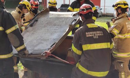 Bombeiros de Arcos realizam treinamento de salvamento veicular