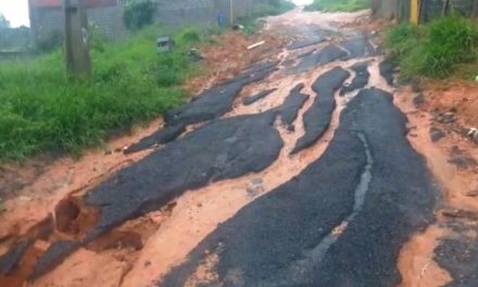 Chuvas intensas levam parte de obra de calçamento no Balbino Ribeiro