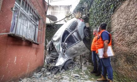 Carro invade fachada de prédio em Contagem e atinge apartamento