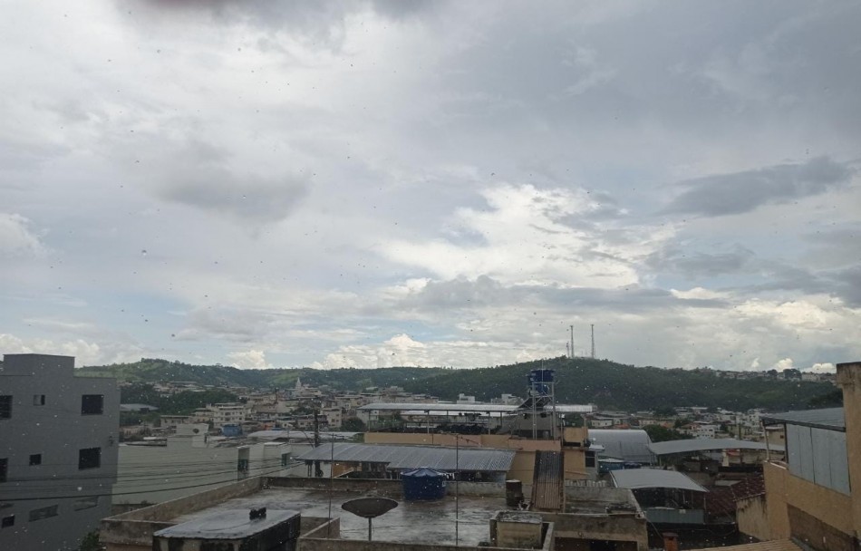 Fim de semana deve ser de céu encoberto e pancadas de chuva isoladas no Centro-Oeste
