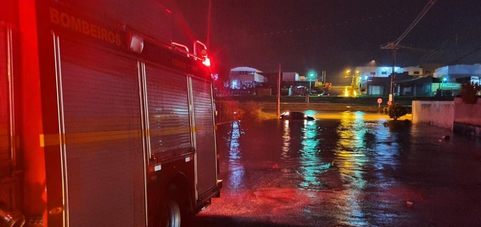 Bombeiros resgatam pessoa ilhada após chuva em Divinópolis