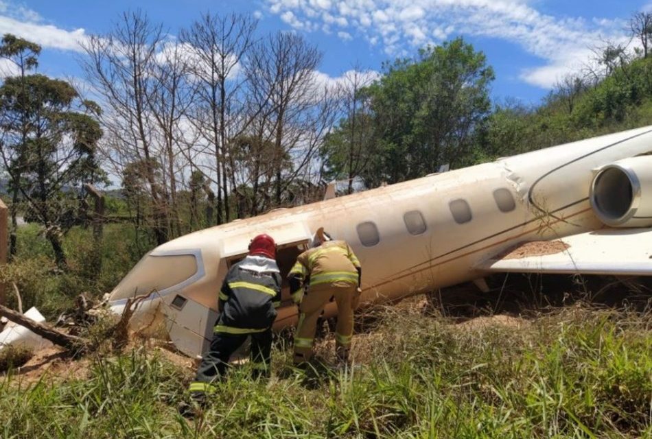 Avião cai em barranco durante pouso e deixa feridos em MG