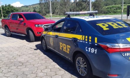 Dupla é detida pela PRF em Oliveira com caminhonete furtada