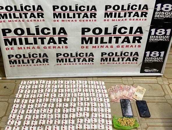 140 papelotes de cocaína são apreendidos e dois são presos em Formiga