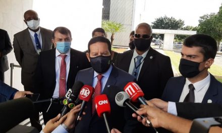 Mourão diz que Pazuello faz trabalho ‘competente’ e defende investigação sobre crise em Manaus