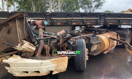 Colisão entre carretas deixa motorista ferido na BR-262 em Campos Altos