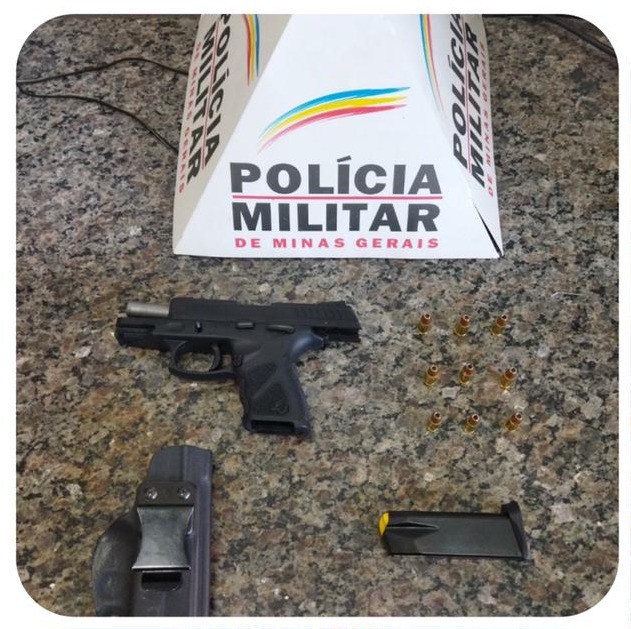 Homem com sintomas de embriaguez é preso com arma de fogo e munições