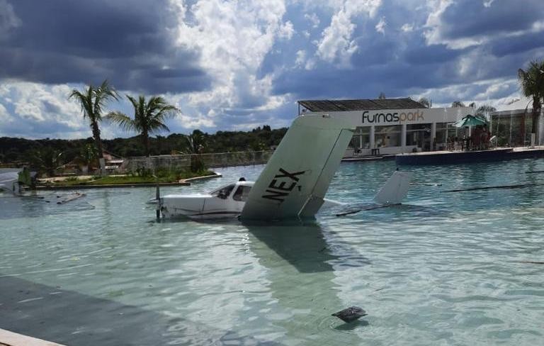 Queda de avião em piscina de resort em Formiga é investigada pela Força Aérea Brasileira