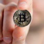 Bitcoin desacelera alta após recorde acima de US$ 109.700