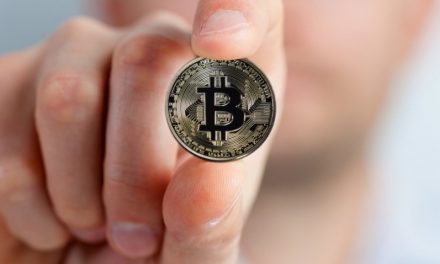 Bitcoin desacelera alta após recorde acima de US$ 109.700