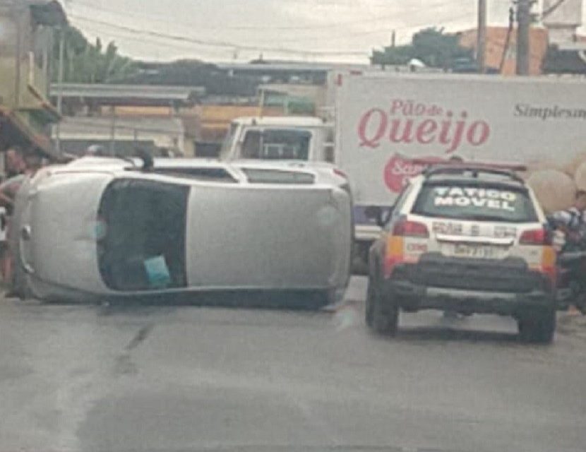 Veículo colide contra caminhão, muro e tomba no bairro Mangabeiras