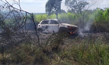 Homem morre carbonizado após colisão entre motocicleta e carro