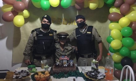 Criança fã da Polícia Militar recebe visita de militares durante festa de aniversário