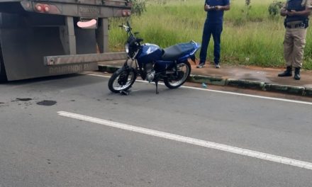 Campo Belo: Dois se ferem em colisão de moto com traseira de carreta