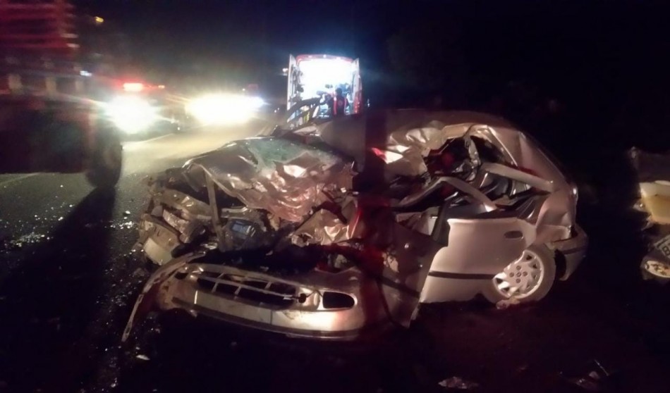 Acidente entre carro e caminhão na BR 494 deixa um morto e três feridos