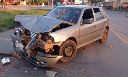 Carro com placas de Bambuí se envolve em acidente com carreta na BR-354 em Arcos