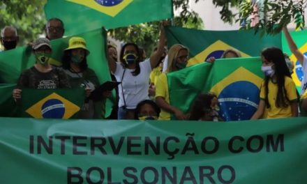 Manifestantes fazem ato de apoio a Bolsonaro no dia do aniversário do presidente