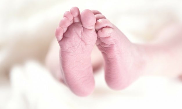 Mulher é presa por deixar criança de nove meses sozinha em casa para ir a evento