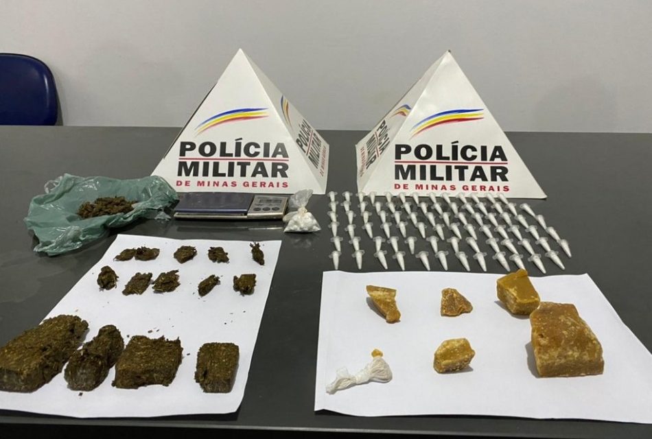 Dupla é detida com mais de cem porções de maconha, crack e cocaína em Papagaios