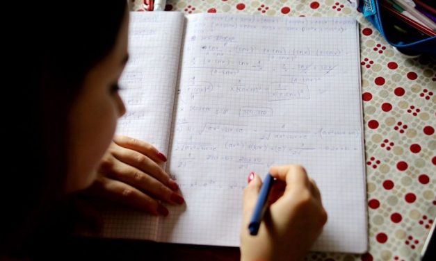 Porcentagem de crianças do 2º ano que não sabem ler e escrever nem palavras isoladas mais do que dobra na pandemia, diz Inep