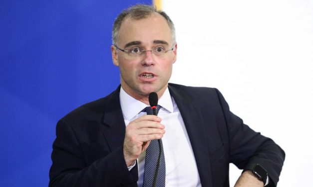 André Mendonça rejeita investigar Bolsonaro por fala sobre venezuelanas