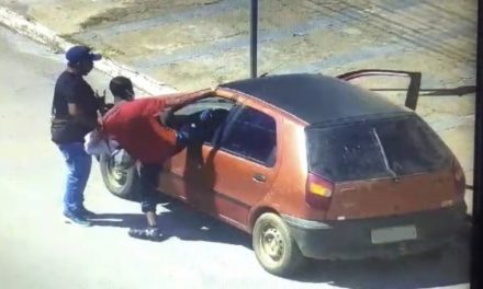 Vendedores ambulantes agridem cidadão e são presos pela Polícia Militar em Arcos
