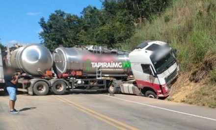 Carreta interdita BR-262 entre Luz e Bom Despacho