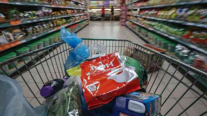 Rede de supermercados de MG é condenada a pagar R$ 20 mil a empregada assediada por patrão