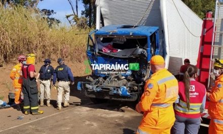 Caminhoneiro fica preso às ferragens após acidente na BR-262