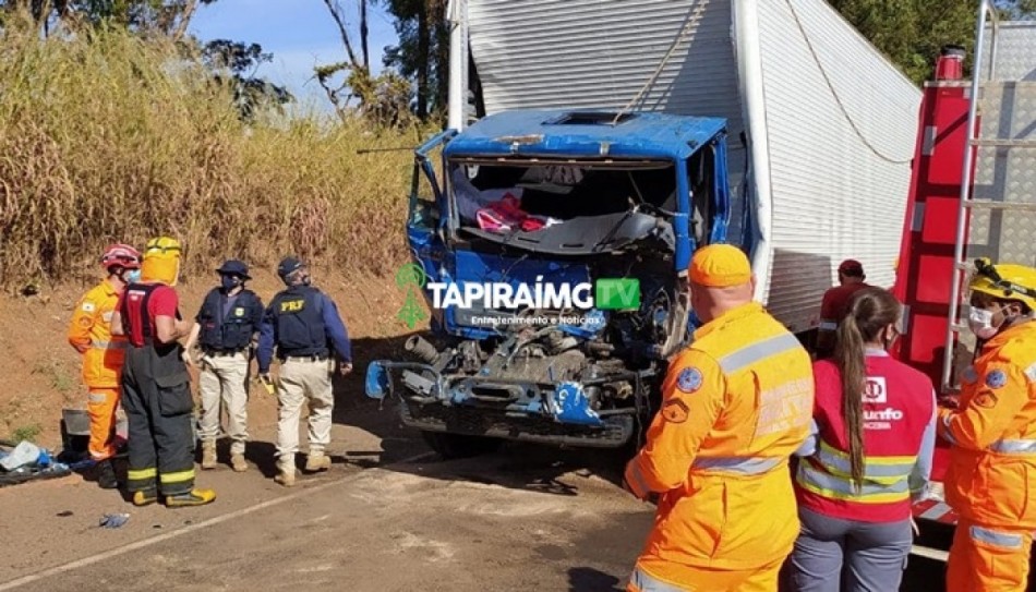 Caminhoneiro fica preso às ferragens após acidente na BR-262
