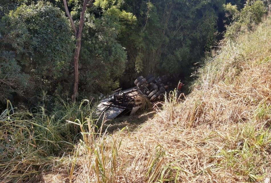 Homem fica preso às ferragens após caminhão capotar na BR-354