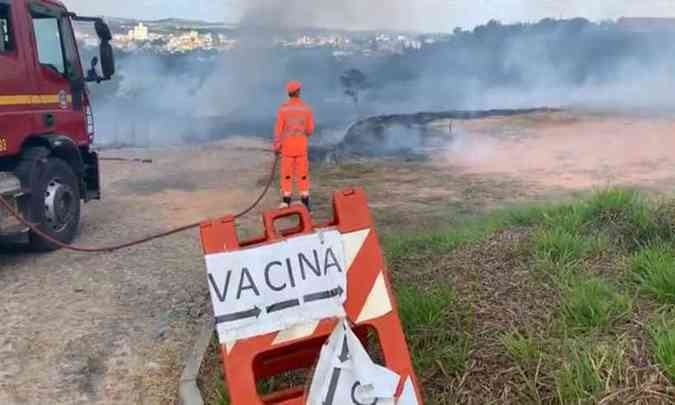 Fogo ameaça vacinação em Divinópolis, e prefeito chama donos de lotes de ‘sem-vergonha’