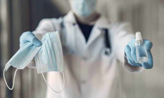 Anvisa recomenda uso de máscaras e distanciamento para conter varíola do macaco
