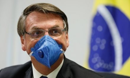 Bolsonaro diz ter relatório que contesta números de mortos por Covid no Brasil