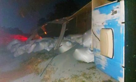Carreta carregada de pó calcário tomba na MG 050