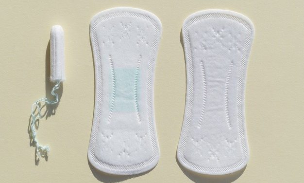 No Dia da Mulher, Bolsonaro assina decreto que regulamenta distribuição gratuita de absorventes