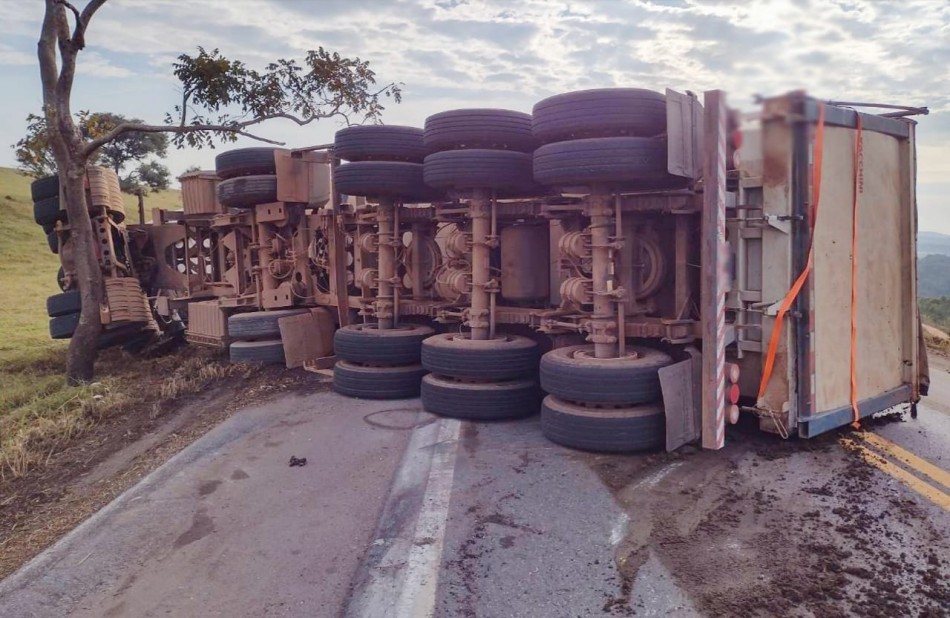 Condutora fica ferida após carreta tombar na BR-354 em Formiga