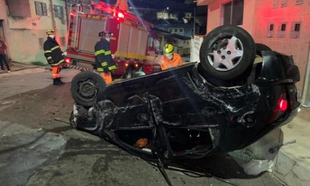 Casal fica ferido após carro colidir contra poste e capotar