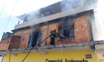 Em Arcos: Bombeiros combatem incêndio em residência