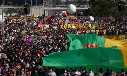 Manifestantes vão às ruas contra Bolsonaro e a favor da vacina